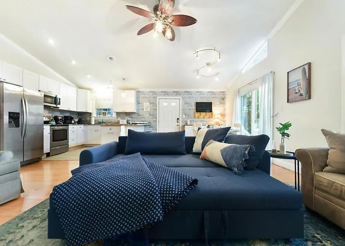 Walk To The At The Blue House! Ev Cgr, Pets! Villa